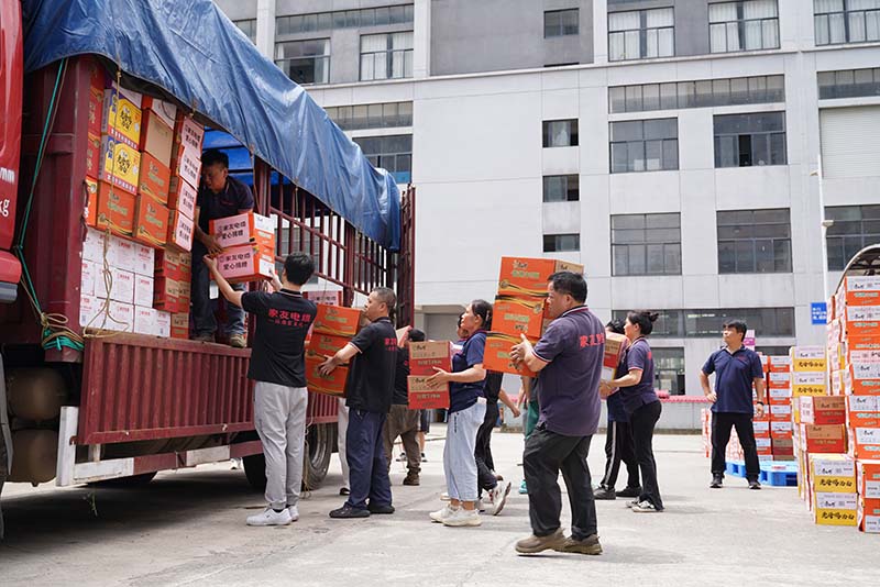 家友电缆驰援横州物资装车.jpg